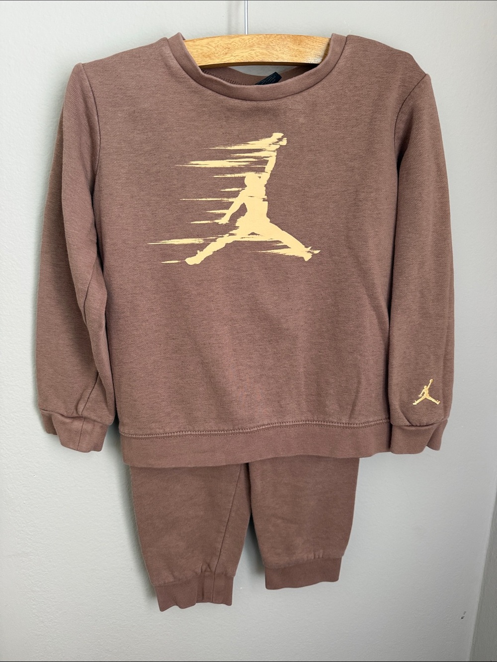 JORDAN 2-Piece Jogger and Sweatshirt Set Size 4T
